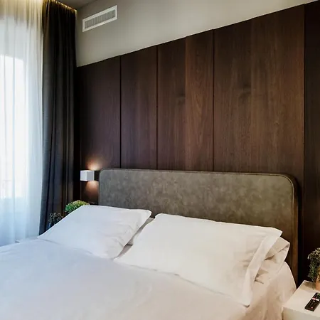 Ama 18 - The House Of Travelers- Como